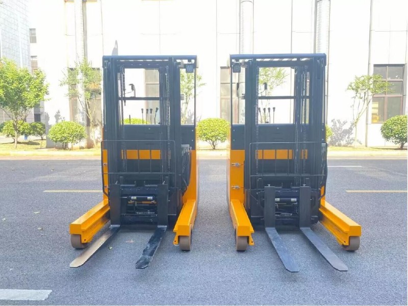 2 chiếc xe nâng Reach truck loại đứng chuẩn bị xuất xưởng cho khách hàng Đông Nam Á