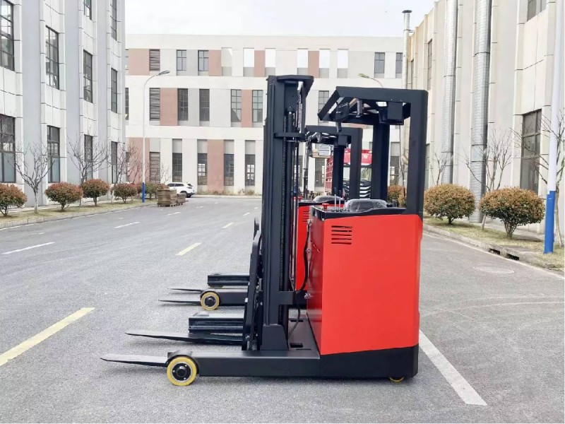 2 chiếc xe điện Reach truck sẽ được giao cho khách hàng tại EU