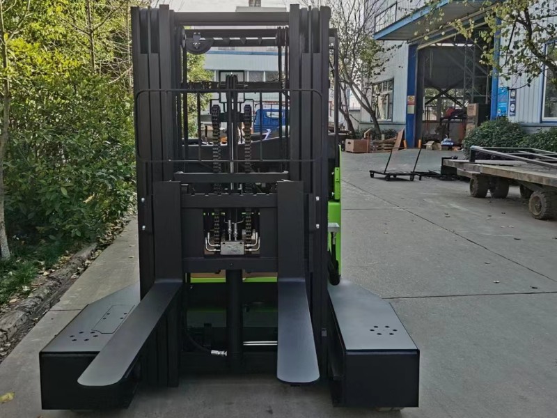 NEOforklift 1 chiếc xe nâng 4 hướng sẽ được giao cho khách hàng.