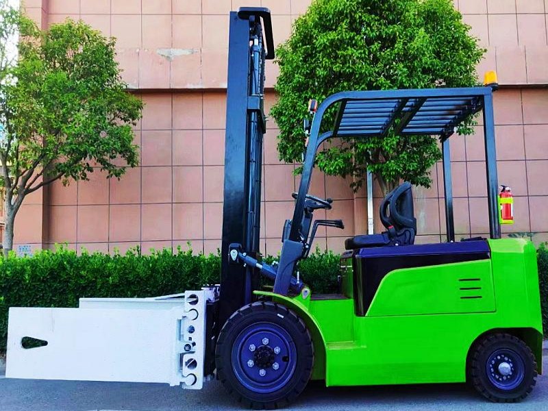 1 chiếc xe nâng pin lithium NEOforklift có kẹp sẽ sớm được gửi tới khách hàng.