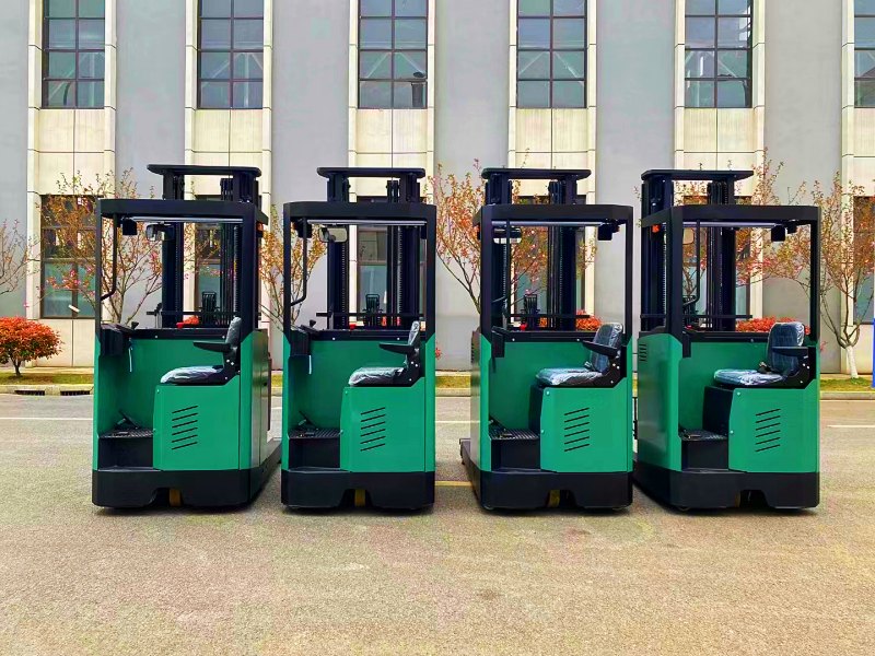 4 chiếc xe Reach truck sẽ được xuất khẩu ra nước ngoài.