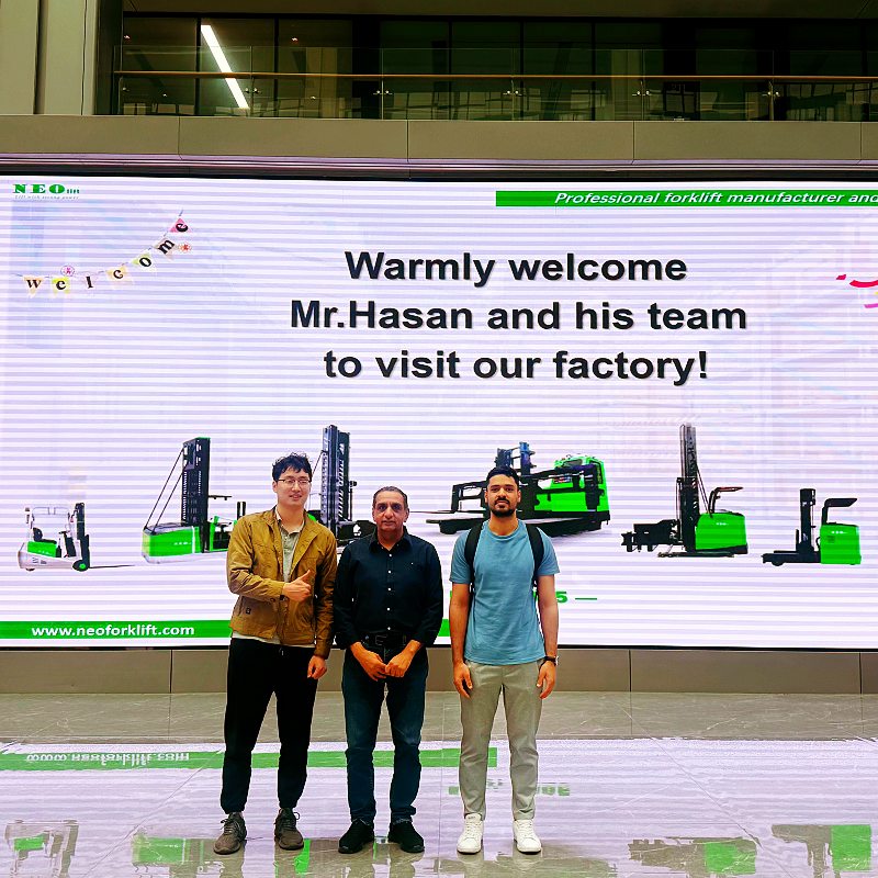 NEOlift giới thiệu xe nâng Man-Up VNA công suất lớn cho công ty hậu cần hàng đầu Trung Đông